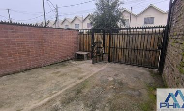 Casa en venta c/ estacionamiento en Centro de Lampa
