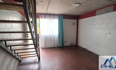 Casa en venta c/ estacionamiento en Centro de Lampa