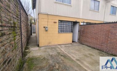 Casa en venta c/ estacionamiento en Centro de Lampa