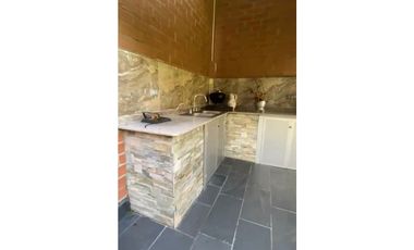 VENTA CASA CON LINDO JARDIN - EL POBLADO