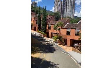 VENTA CASA CON LINDO JARDIN - EL POBLADO