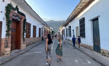 VENTA -PERMUTA DE MODERNA FINCA EN SANTAFE DE ANTIOQUIA EN PARCELACIÓN