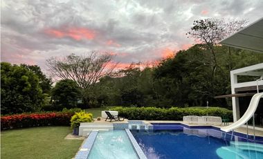 VENTA -PERMUTA DE MODERNA FINCA EN SANTAFE DE ANTIOQUIA EN PARCELACIÓN