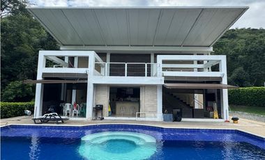 VENTA -PERMUTA DE MODERNA FINCA EN SANTAFE DE ANTIOQUIA EN PARCELACIÓN