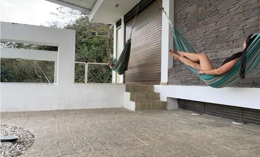 VENTA -PERMUTA DE MODERNA FINCA EN SANTAFE DE ANTIOQUIA EN PARCELACIÓN