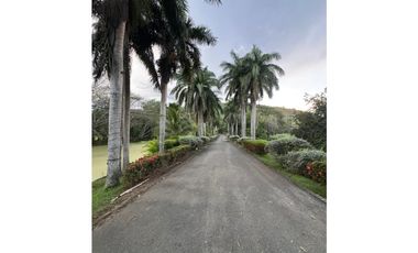 VENTA -PERMUTA DE MODERNA FINCA EN SANTAFE DE ANTIOQUIA EN PARCELACIÓN