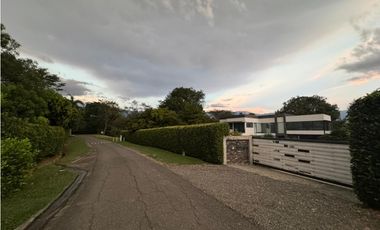 VENTA -PERMUTA DE MODERNA FINCA EN SANTAFE DE ANTIOQUIA EN PARCELACIÓN