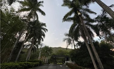 VENTA -PERMUTA DE MODERNA FINCA EN SANTAFE DE ANTIOQUIA EN PARCELACIÓN