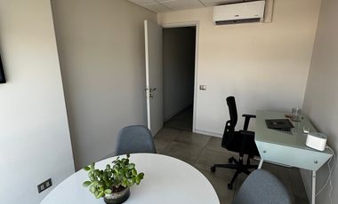 OFICINA HABILITADA CON AIRE ESTACIONAMIENTO  INCLUIDO