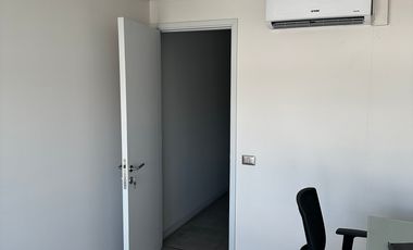 OFICINA HABILITADA CON AIRE ESTACIONAMIENTO  INCLUIDO