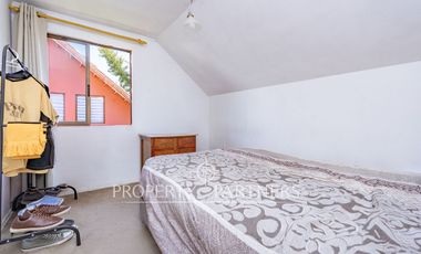 Venta de casa en Peñalolén, Condominio El Olmo, con acceso controlado