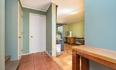 Venta de casa en Peñalolén, Condominio El Olmo, con acceso controlado