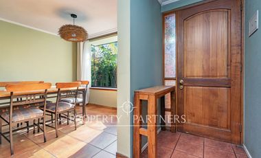 Venta de casa en Peñalolén, Condominio El Olmo, con acceso controlado