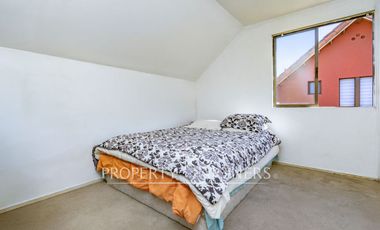 Venta de casa en Peñalolén, Condominio El Olmo, con acceso controlado