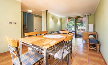 Venta de casa en Peñalolén, Condominio El Olmo, con acceso controlado