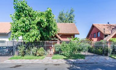 Venta de casa en Peñalolén, Condominio El Olmo, con acceso controlado