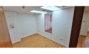 Amplia oficina planta libre, gran ubicación! metro