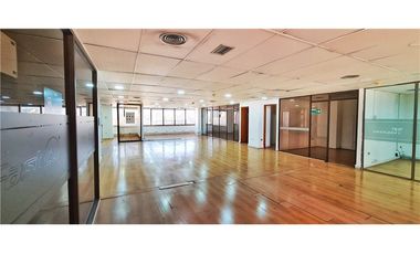 Amplia oficina planta libre, gran ubicación! metro