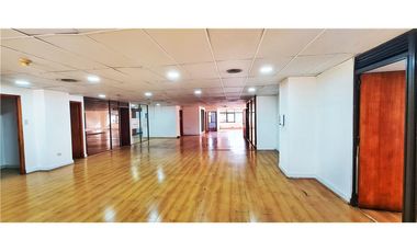 Amplia oficina planta libre, gran ubicación! metro