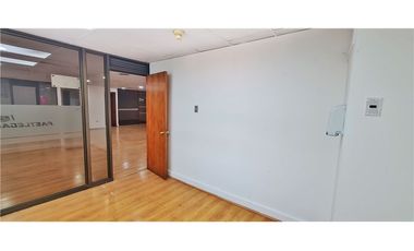 Amplia oficina planta libre, gran ubicación! metro