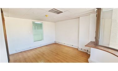 Amplia oficina planta libre, gran ubicación! metro