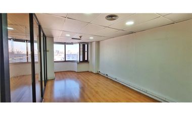 Amplia oficina planta libre, gran ubicación! metro