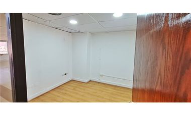 Amplia oficina planta libre, gran ubicación! metro