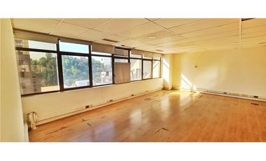 Amplia oficina planta libre, gran ubicación! metro