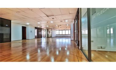 Amplia oficina planta libre, gran ubicación! metro