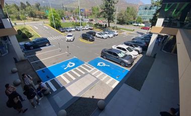 Local Comercial en Arriendo en Av. Camino El Alba con Av La plaza