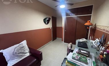 Casa en Alquiler de 2 Plantas: Amoblada, con Suite, Escritorio y Patio