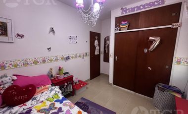 Casa en Alquiler de 2 Plantas: Amoblada, con Suite, Escritorio y Patio