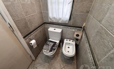 Casa en Alquiler de 2 Plantas: Amoblada, con Suite, Escritorio y Patio