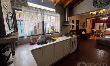 Casa en Alquiler de 2 Plantas: Amoblada, con Suite, Escritorio y Patio