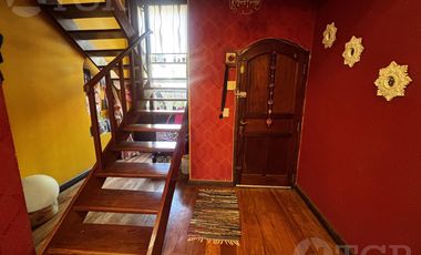 Casa en Alquiler de 2 Plantas: Amoblada, con Suite, Escritorio y Patio