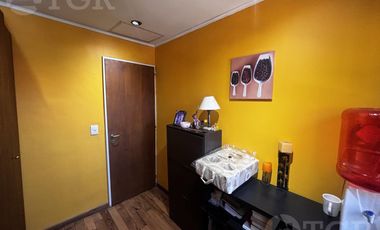 Casa en Alquiler de 2 Plantas: Amoblada, con Suite, Escritorio y Patio