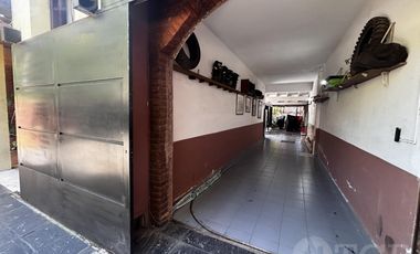 Casa en Alquiler de 2 Plantas: Amoblada, con Suite, Escritorio y Patio