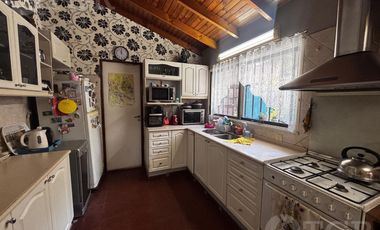 Casa en Alquiler de 2 Plantas: Amoblada, con Suite, Escritorio y Patio