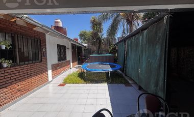 Casa en Alquiler de 2 Plantas: Amoblada, con Suite, Escritorio y Patio