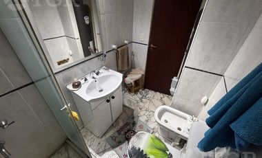 Casa en Alquiler de 2 Plantas: Amoblada, con Suite, Escritorio y Patio