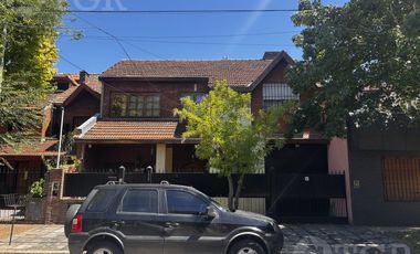 Casa en Alquiler de 2 Plantas: Amoblada, con Suite, Escritorio y Patio