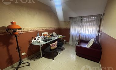 Casa en Alquiler de 2 Plantas: Amoblada, con Suite, Escritorio y Patio