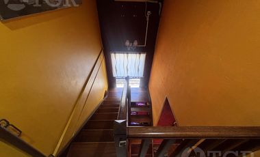 Casa en Alquiler de 2 Plantas: Amoblada, con Suite, Escritorio y Patio