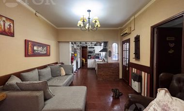 Casa en Alquiler de 2 Plantas: Amoblada, con Suite, Escritorio y Patio