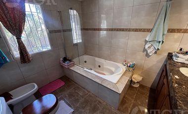 Casa en Alquiler de 2 Plantas: Amoblada, con Suite, Escritorio y Patio