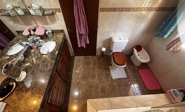 Casa en Alquiler de 2 Plantas: Amoblada, con Suite, Escritorio y Patio