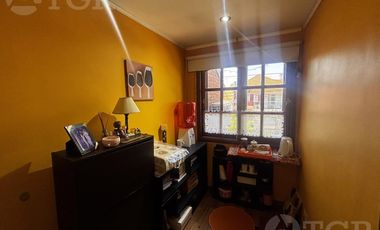 Casa en Alquiler de 2 Plantas: Amoblada, con Suite, Escritorio y Patio