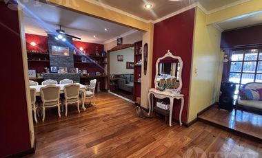 Casa en Alquiler de 2 Plantas: Amoblada, con Suite, Escritorio y Patio