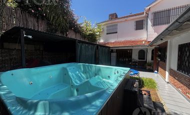 Casa en Alquiler de 2 Plantas: Amoblada, con Suite, Escritorio y Patio