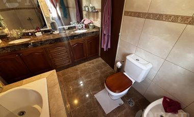 Casa en Alquiler de 2 Plantas: Amoblada, con Suite, Escritorio y Patio